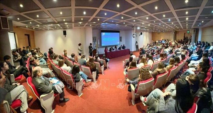 Đông đảo giáo sư, giảng viên và sinh viên Đại học Công giáo Argentina tham gia buổi đối thoại.