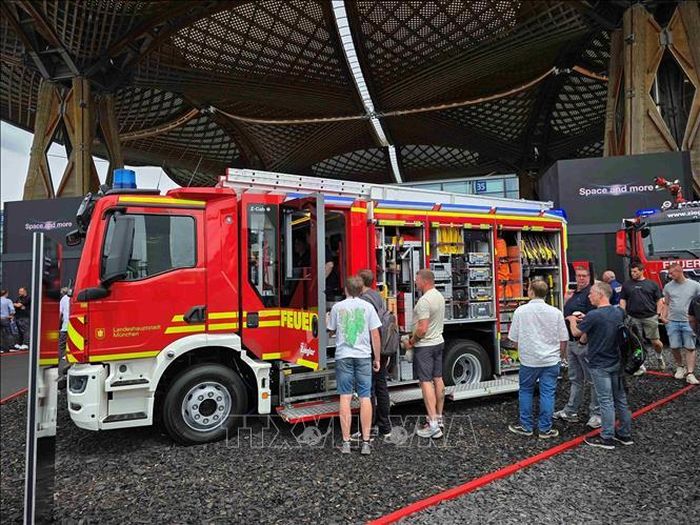 Du khách trải nghiệm các sản phẩm phòng cháy, chữa cháy, cứu nạn, cứu hộ tại triển lãm INTERSCHUTZ 2026.