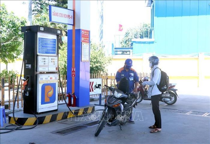 Giá xăng cùng chi phí sinh hoạt tăng làm gia tăng áp lực lạm phát. Ảnh TTXVN