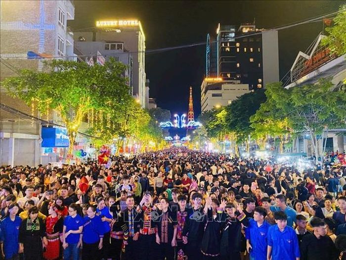 Phố đi bộ Kim Đồng (phường Thục Phán, Cao Bằng) thu hút khách du lịch.