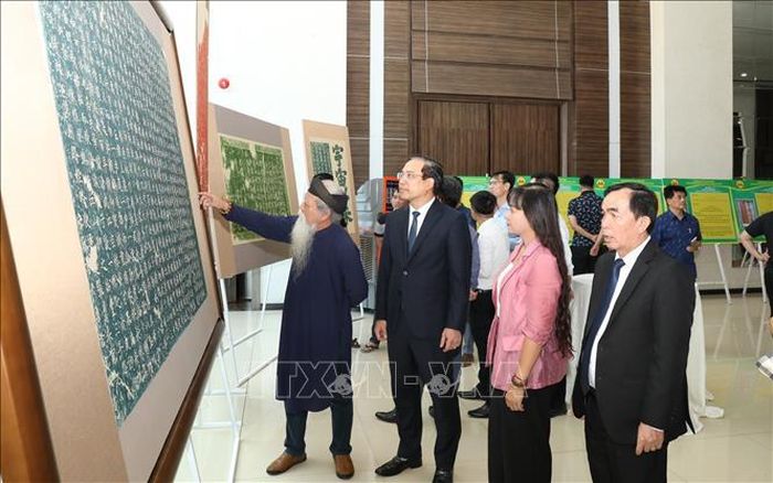 Các đại biểu tham quan hệ thống tư liệu về ma nhai núi Non Nước.