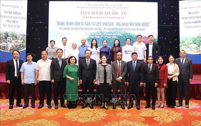 Các đại biểu cùng các nhà khoa học, nhà nghiên cứu chụp ảnh lưu niệm tại tọa đàm.