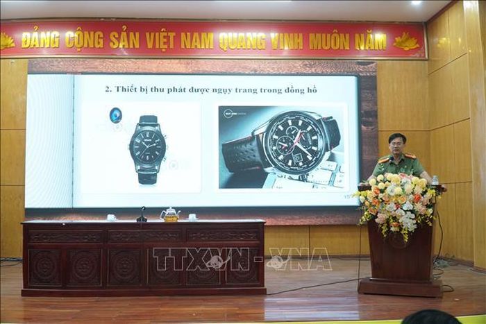 Đại diện Phòng Kỹ thuật nghiệp vụ và ngoại tuyến (PA06) Công an tỉnh Nghệ An, tuyên truyền, phổ biến các nội dung về bảo đảm an ninh, an toàn kỳ thi và phòng ngừa gian lận thi cử bằng công nghệ cao.