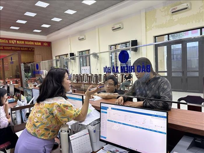 Người dân đến làm thủ tục hành chính tại phường Vĩnh Phúc, tỉnh Phú Thọ. Ảnh: Nguyễn Thảo/TTXVN