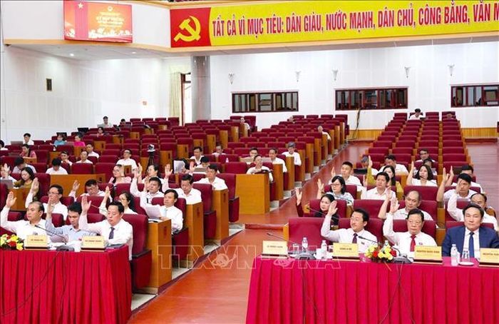 Các đại biểu, biểu quyết thông qua Nghị quyết tại Kỳ họp. Ảnh: Quý Trung/TTXVN.