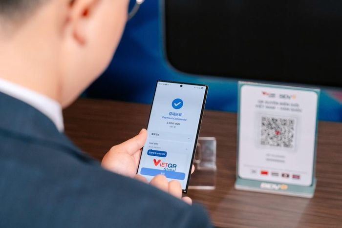 Khách hàng trải nghiệm thanh toán tại Hàn Quốc qua VietQR Global. Ảnh: NAPAS