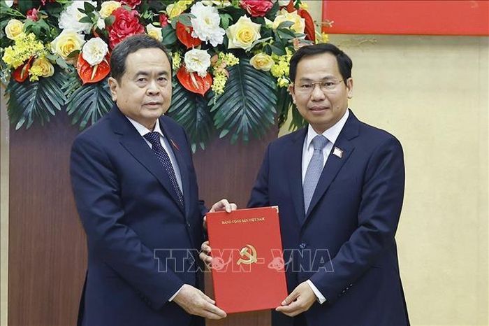 Chủ tịch Quốc hội Trần Thanh Mẫn trao Quyết định Phó Bí thư Đảng ủy Quốc hội cho Tổng thư ký Quốc hội, Chủ nhiệm Văn phòng Quốc hội Lê Quang Mạnh. Ảnh: Doãn Tấn/TTXVN.