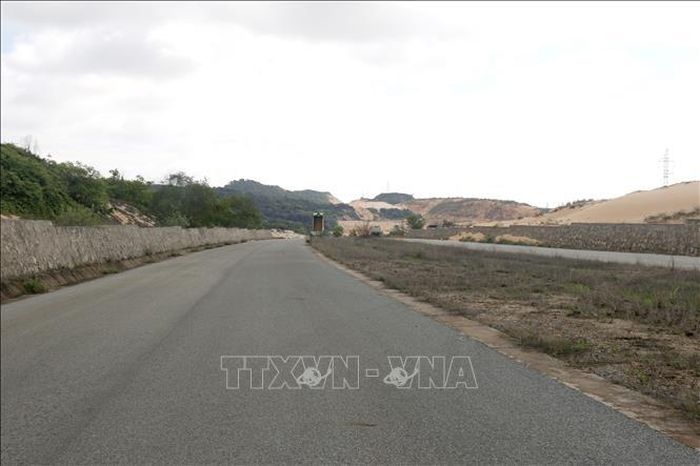 Dự án đường ven biển 719B đoạn hướng Kê Gà - Phan Thiết (Lâm Đồng) bị “nghẽn” chưa thể thi công do vướng mỏ khai thác titan.