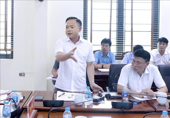 Chủ tịch UBND phường Xuân Hòa Đào Anh Dũng báo cáo tiến độ bồi thường, giải phóng mặt bằng Dự án đường Vành đai 5 tại buổi làm việc với đoàn công tác của UBND tỉnh Phú Thọ.