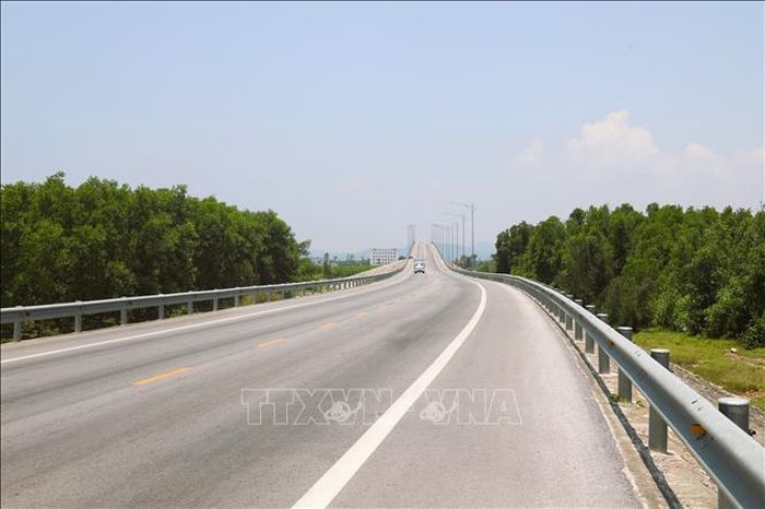Tuyến đường ven biển Nghi Sơn (Thanh Hóa) - Cửa Lò (Nghệ An) qua khu du lịch biển Hòn Câu (xã Hải Châu, tỉnh Nghệ An) do nắng nóng gay gắt nên thưa vắng các loại phương tiện qua lại.