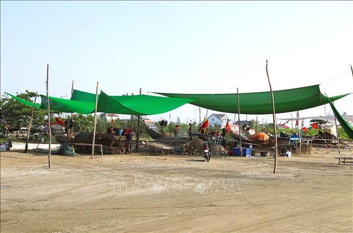 Ngư dân các làng biển xã Hải Châu (tỉnh Nghệ An) căng những tấm vải rộng để bảo vệ bè mảng, ngư lưới cụ và tạo bóng mát, hạn chế nắng nóng khi gỡ cá khỏi lưới.