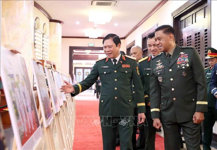 Đại tướng Nguyễn Tân Cương, Tổng Tham mưu trưởng QĐND Việt Nam, Thứ trưởng Bộ Quốc phòng và Đại tướng Romeo Brawner Junior Tham mưu trưởng Lực lượng vũ trang Philippines tham quan trưng bày ảnh về quan hệ hai nước. Ảnh: An Đăng/TTXVN.