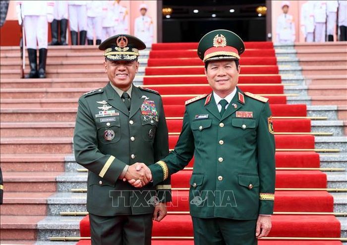 Đại tướng Nguyễn Tân Cương, Tổng Tham mưu trưởng QĐND Việt Nam, Thứ trưởng Bộ Quốc phòng và Đại tướng Romeo Brawner Junior Tham mưu trưởng Lực lượng vũ trang Philippines tại lễ đón. Ảnh: An Đăng/TTXVN.