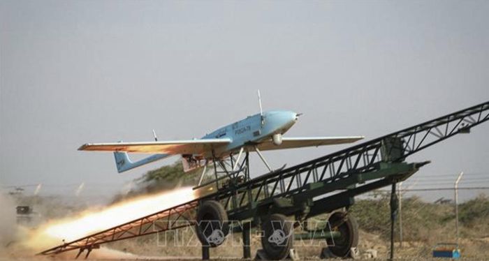 Thiết bị bay không người lái (UAV) quân sự được thử nghiệm trong một cuộc tập trận ngoài khơi khu vực Balushitan, Iran ngày 7/11/2021. Ảnh: AFP/TTXVN