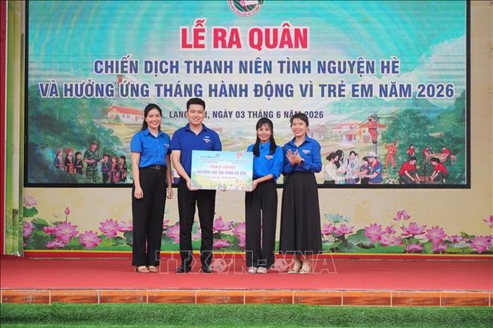 Trao tặng nguồn lực an sinh xã hội tại lễ ra quân tình nguyện hè năm 2026.