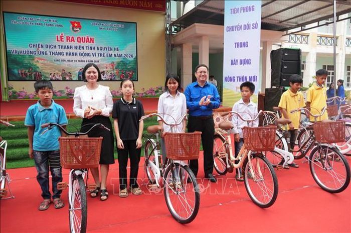 Trao tặng xe đạp cho học sinh có hoàn cảnh khó khăn tại lễ ra quân tình nguyện hè.