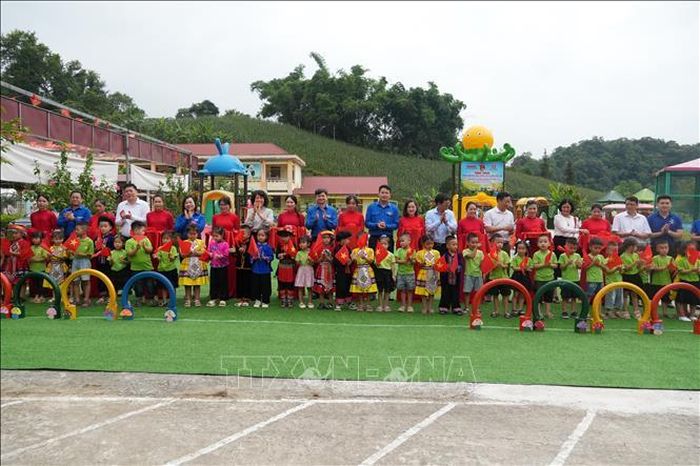 Trao tặng khu vui chơi cho trường mầm non Kháng Chiến, Lạng Sơn.