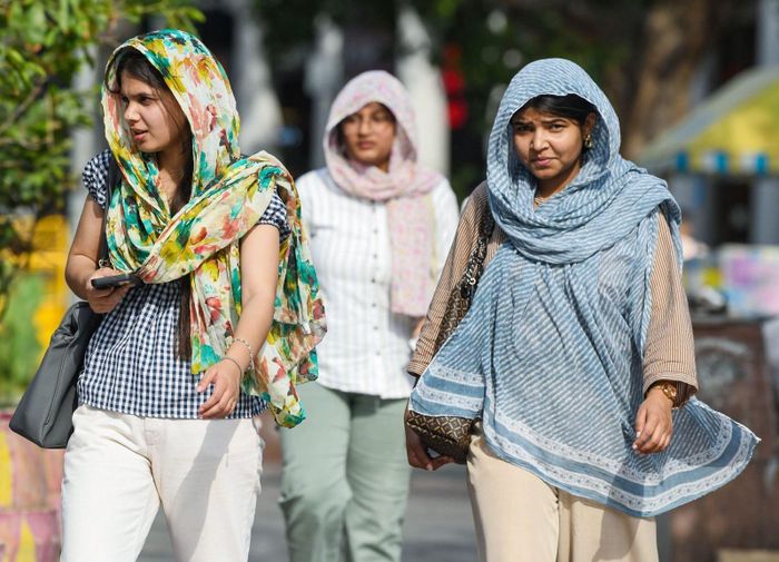 Người dân di chuyển dưới trời nắng nóng tại New Delhi, Ấn Độ ngày 18/5/2026. Ảnh: ANI/TTXVN