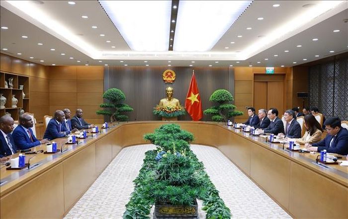 Thủ tướng Lê Minh Hưng tiếp Bộ trưởng Ngoại giao Cộng hòa Angola Téte António. Ảnh: Dương Giang/TTXVN