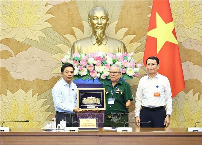Phó Chủ tịch Quốc hội Nguyễn Doãn Anh tặng quà cho đại biểu Người có công tiêu biểu tỉnh Nghệ An. Ảnh: Minh Đức/TTXVN