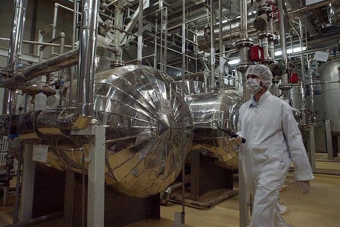 Nhân viên kỹ thuật làm việc bên trong cơ sở hạt nhân Isfahan, nằm cách thủ đô Tehran khoảng 420km về phía Nam. Ảnh: AP/TTXVN
