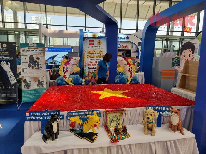 Một mẫu lego hình cờ Việt Nam.