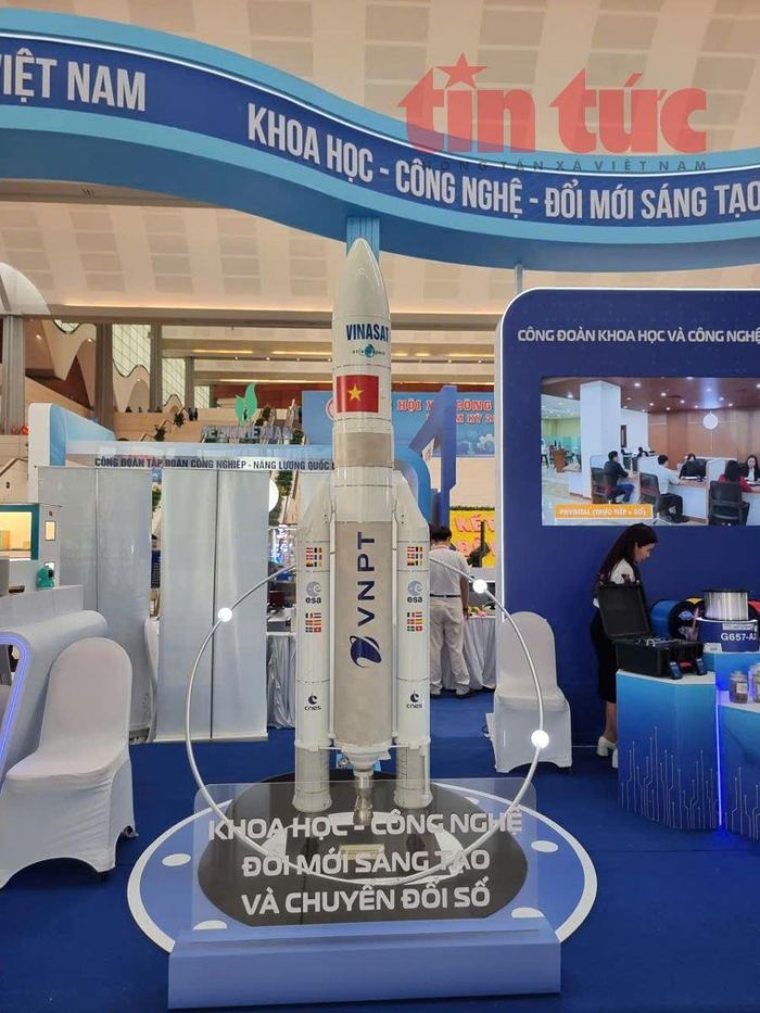 Mô hình vệ tinh Vinasat.