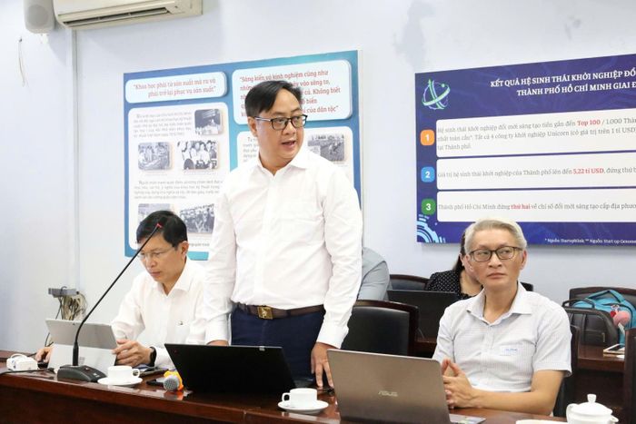 Ông Lý Minh Tuân, Trưởng phòng Kinh tế số - Xã hội số (Sở KH&CN TP Hồ Chí Minh), trình bày phương án phân bổ 408 chỉ tiêu nhân sự hỗ trợ phát triển khoa học, công nghệ, đổi mới sáng tạo và chuyển đổi số cho 168 phường, xã, đặc khu.