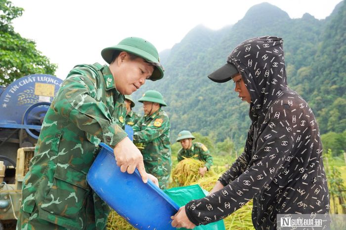 Tình quân dân thắm thiết trên cánh đồng Rục Làn.