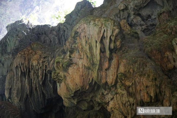 Theo Ban quản lý Khu bảo tồn thiên nhiên Pù Luông, Hang Dơi được hình thành trong hệ địa hình karst cổ đại của dãy núi Pù Kho Mường cách đây khoảng 250 triệu năm. Hang được tạo nên từ các khối đá vôi lớn, có mối liên hệ với hệ thống sông ngầm dưới lòng đất và kéo dài khoảng 2,5 km.