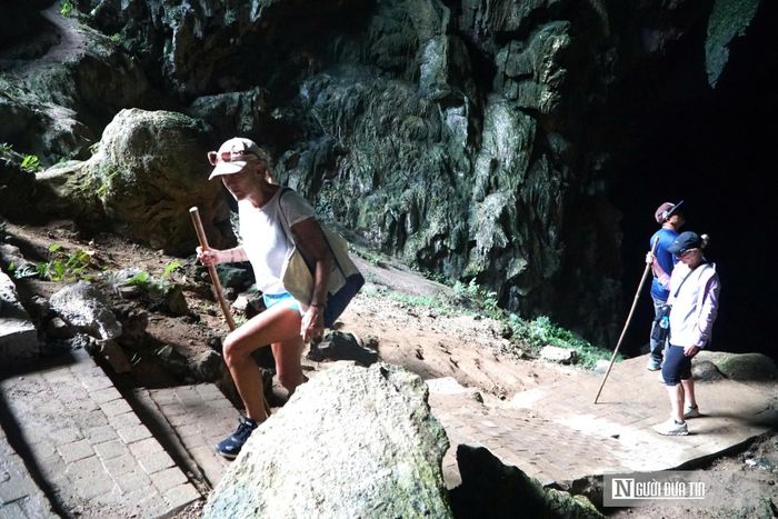 Ông Oliver, 56 tuổi, du khách đến từ Australia, cho biết ông cùng gia đình lựa chọn Pù Luông làm điểm dừng chân trong hành trình khám phá Việt Nam."Rừng núi, hang động và những cánh đồng lúa ở Pù Luông rất đẹp. Con người thân thiện và cảnh quan còn giữ được nét hoang sơ. Đây là nơi khác biệt so với nhiều điểm du lịch tôi từng đi qua và rất đáng để trải nghiệm", ông nói.