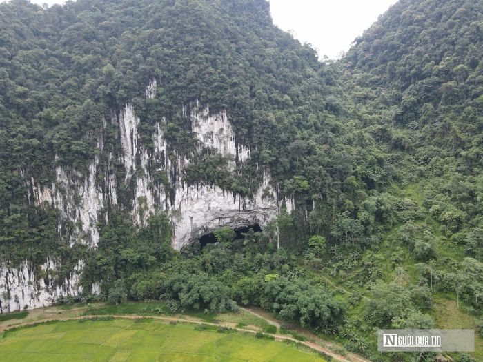 Nằm giữa thung lũng xanh được bao bọc bởi núi đá vôi, Hang Dơi - hang động có tuổi đời khoảng 250 triệu năm - đang thu hút ngày càng nhiều du khách nước ngoài tìm đến trải nghiệm. Để tới cửa hang, du khách phải vượt qua đoạn đường dốc, nhiều đá lởm chởm và khá trơn trượt.