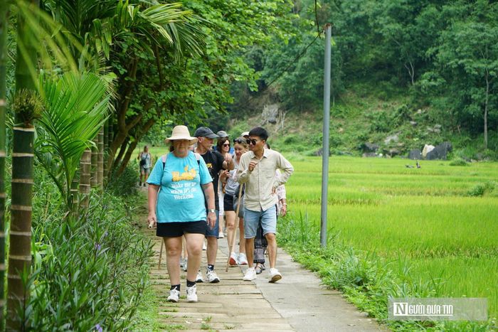 Những ngày gần đây, từng nhóm du khách nước ngoài đi xe máy đến Kho Mường để khám phá hang động nổi tiếng này. Họ men theo các lối mòn trong hang, chiêm ngưỡng hệ thống nhũ đá kỳ vĩ được kiến tạo qua hàng triệu năm và tận hưởng bầu không khí trong lành hiếm có.