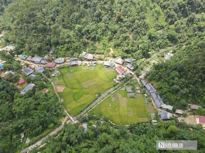 Giữa những ngày đầu hè, khi nắng nóng phủ khắp miền Bắc, bản Kho Mường ở xã Pù Luông, Thanh Hóa lại trở thành điểm đến hấp dẫn với những du khách yêu thiên nhiên và khám phá.