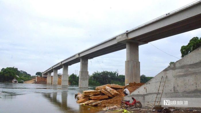 Hiện nay, tuyến đường dẫn kết nối từ ĐT768 đến đầu cầu phía phường Trị An đã cơ bản hoàn thành. Nền đường được cấp phối đá dăm, san gạt và lu lèn bằng phẳng; hệ thống bó vỉa hai bên tuyến cũng đã được thi công đồng bộ.