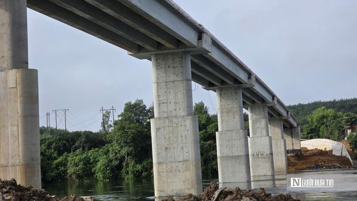 Trao đổi với phóng viên Người Đưa Tin, ông Trịnh Phúc Duẩn - Quản lý, Chỉ huy trưởng đơn vị thi công, Công ty Cổ phần Tập đoàn Thành Huy - cho biết, theo kế hoạch ban đầu, cầu Hiếu Liêm dự kiến hoàn thành và thông xe kỹ thuật vào ngày 21/6/2026. Tuy nhiên, những cơn mưa lớn đầu mùa thời gian gần đây đã ảnh hưởng không nhỏ đến tiến độ thi công các hạng mục ngoài trời, đặc biệt là phần đường dẫn và các công việc hoàn thiện cuối cùng.