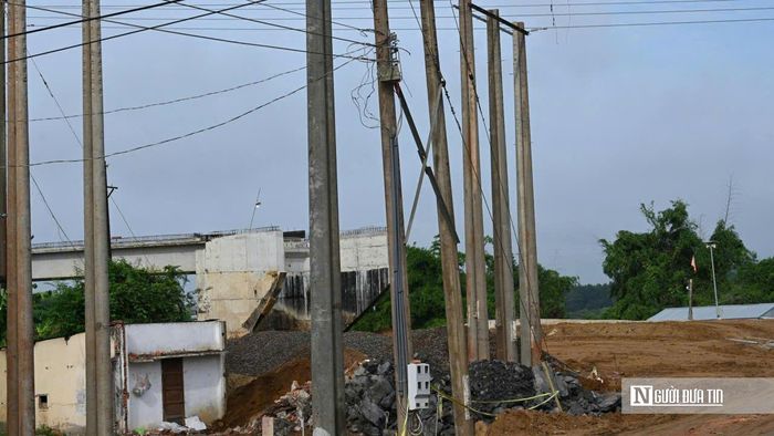 Hệ thống trụ điện tại khu vực đầu cầu phía Hiếu Liêm vẫn chưa được các đơn vị chức năng xử lý, di dời để phục vụ việc hoàn thiện đường dẫn và bảo đảm an toàn giao thông khi công trình đi vào hoạt động.