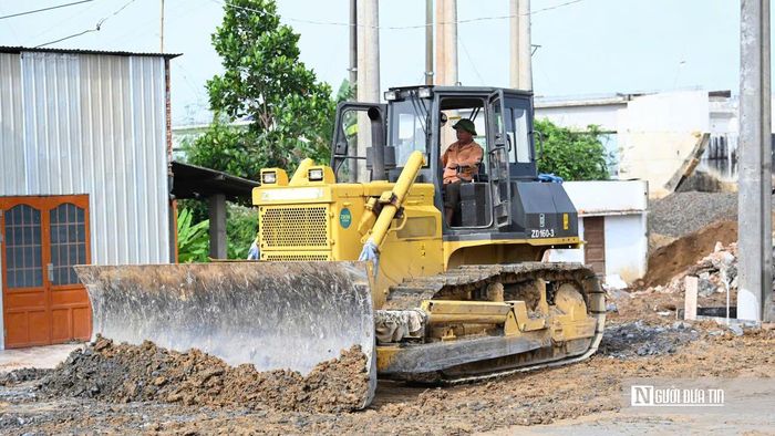 Theo ghi nhận ngày 2/6 tại công trường, không khí thi công diễn ra khẩn trương. Hàng chục công nhân cùng nhiều thiết bị cơ giới được huy động để hoàn thiện các hạng mục còn lại. Trên cầu, hệ thống lan can, khe co giãn và các công đoạn hoàn thiện đang được triển khai đồng thời. Dưới chân cầu, công tác xử lý taluy, hoàn thiện đường dẫn và hệ thống thoát nước cũng đang được tập trung thực hiện.