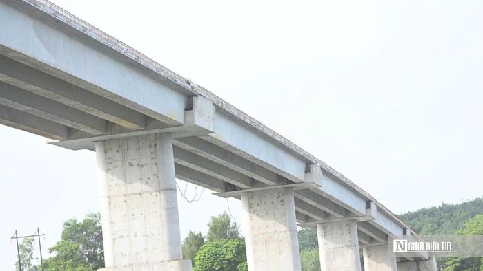 Nhìn từ trên cao, cây cầu đã cơ bản hoàn thiện phần kết cấu chính, vươn mình nối liền đôi bờ sông Đồng Nai. Toàn bộ các nhịp dầm chính đã được lao lắp xong, tạo nên diện mạo rõ nét của công trình được người dân mong đợi suốt nhiều năm qua.