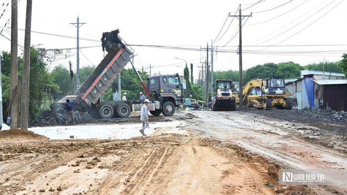 Tại khu vực đường dẫn phía Hiếu Liêm, các xe ben liên tục vận chuyển đất phục vụ công tác đắp nền. Máy lu hoạt động liên tục nhằm gia cố nền đường, bảo đảm độ ổn định trước khi triển khai các công đoạn hoàn thiện mặt đường.