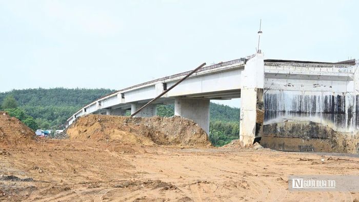 Cầu Hiếu Liêm được xây dựng theo tiêu chuẩn công trình giao thông cấp II, dài khoảng 249,5m, mặt cầu rộng 9m. Công trình được thiết kế đáp ứng yêu cầu vận chuyển các phương tiện và thiết bị siêu trường, siêu trọng phục vụ dự án Nhà máy Thủy điện Trị An mở rộng.