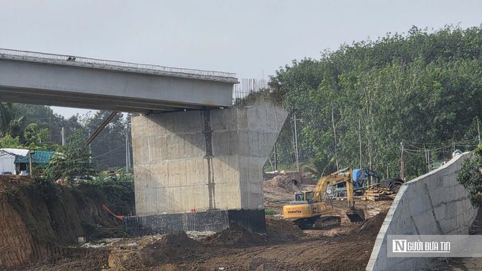 Tại bến phà Hiếu Liêm, nhiều người dân không giấu được sự háo hức khi chứng kiến cây cầu đang dần hoàn thiện. Ông Nguyễn Văn Hà, người dân sinh sống lâu năm tại địa phương, chia sẻ rằng, việc có cầu sẽ giúp người dân đi lại thuận lợi hơn, giảm thời gian chờ đợi và tạo điều kiện thuận lợi cho việc vận chuyển nông sản. Không chỉ giúp việc đi lại thuận tiện, người dân còn kỳ vọng cây cầu sẽ mở ra cơ hội thu hút đầu tư, phát triển du lịch sinh thái, thương mại, dịch vụ và khai thác hiệu quả tiềm năng vùng ven hồ Trị An.
