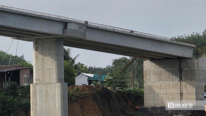Dù vậy, nhà thầu vẫn đang tập trung tối đa nhân lực, thiết bị và tổ chức thi công linh hoạt theo điều kiện thời tiết để hạn chế thấp nhất việc chậm tiến độ. Đến nay, các hạng mục chính của cây cầu đã cơ bản hoàn thành và đang được gấp rút hoàn thiện những phần việc còn lại.