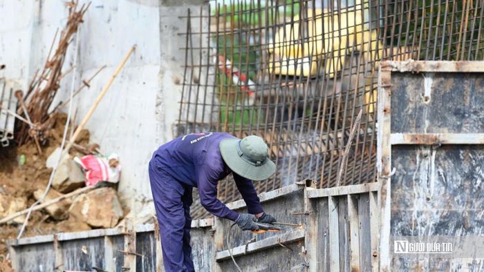 Ở các mố cầu và hệ thống tường chắn, công nhân đang hàn thêm sắt và xử lý bề mặt bê tông, mài nhẵn những vị trí còn gồ ghề và trát bổ sung lớp vữa hoàn thiện. Đây là những công đoạn cuối nhằm bảo đảm chất lượng kỹ thuật, tính thẩm mỹ và khả năng chống thấm cho công trình.