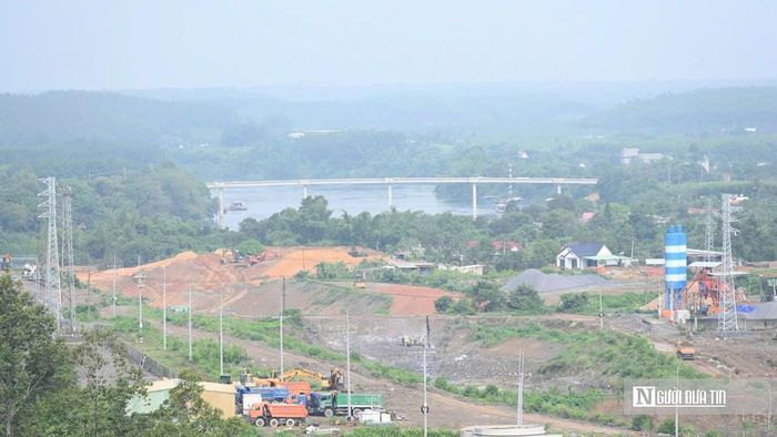 Cầu Hiếu Liêm là một phần không thể tách rời của dự án Nhà máy thủy điện Trị An mở rộng – nhà máy thủy điện có quy mô lớn nhất miền Nam. Dự án mở rộng này do Tập đoàn Điện lực Việt Nam làm chủ đầu tư với tổng mức vốn gần 4.000 tỷ đồng.