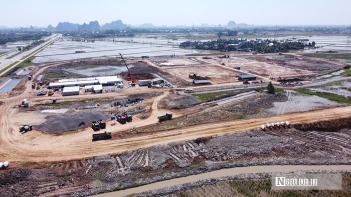 Trên công trường, máy móc nhân công đang ráo riết thi công hạ tầng.