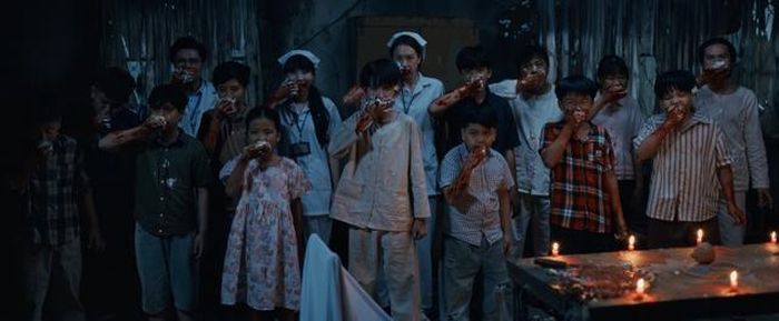 Các nhân vật ăn bánh sinh nhật đầy kinh dị.