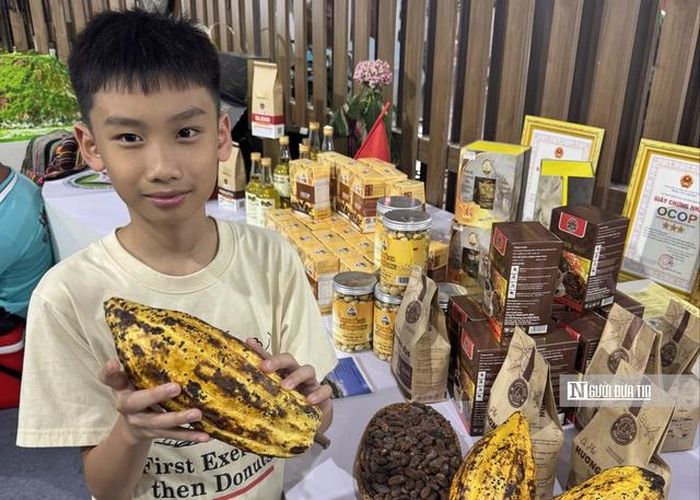 Nhiều gian hàng giới thiệu sản phẩm OCOP với đa dạng các sản phẩm làm từ trái cacao được người dân thích thú check in.