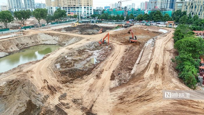 Theo ghi nhận của Người Đưa Tin, hiện máy móc và nhân lực vẫn đang tập trung đào lòng hồ.
