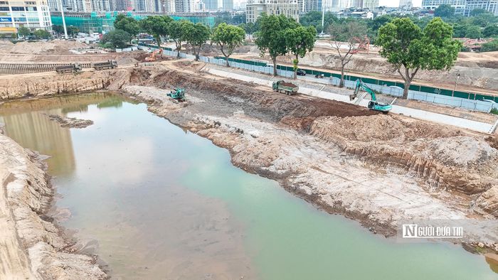 Máy xúc và xe tải hoạt động liên tục để nạo vét, vận chuyển đất ra khỏi công trường, đưa cao độ lòng hồ về đúng thiết kế.